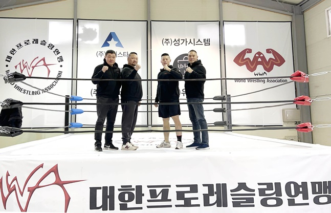 대한프로레슬링 4인방. 왼쪽부터 김종왕, 홍상진 대표, 김민호, 김갑주 선수가 링에서 포즈를 취하고 있다. /사진=대한프로레슬링연맹 제공