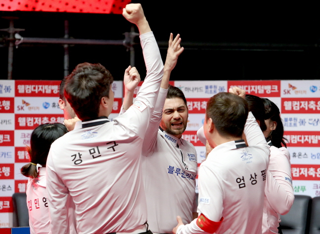 PBA 팀리그 창단 첫 우승을 차지한 블루원리조트 엔젤스 선수들. /사진=PBA 투어