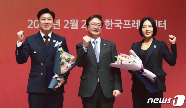 박보균(가운데) 문화체육관광부 장관이 진종오(왼쪽)·이상화 공동위원장과 21일 오전 서울 중구 프레스센터에서 열린 2024 강원 동계청소년올림픽대회 조직위위원회 제6차 의원총회 및 제2기 조직위원회 출범식에서 기념 촬영에 임하고 있다. /사진=뉴스1