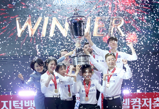 21일 PBA 팀리그 우승을 차지한 블루원리조트 엔젤스 선수들과 기념촬영을 하고 있는 윤재연 구단주(왼쪽 끝). /사진=PBA 투어