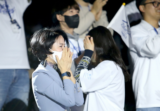 블루원리조트 우승 순간 기쁨의 눈물을 흘리고 있는 윤재연 구단주(왼쪽). /사진=PBA 투어