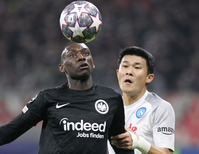 나폴리 김민재(오른쪽)가 22일 프랑크푸르트와 UCL 16강 1차전에서 랜달 콜로 무아니와 경합을 벌이고 있다. /사진=AFPBBNews=뉴스1
