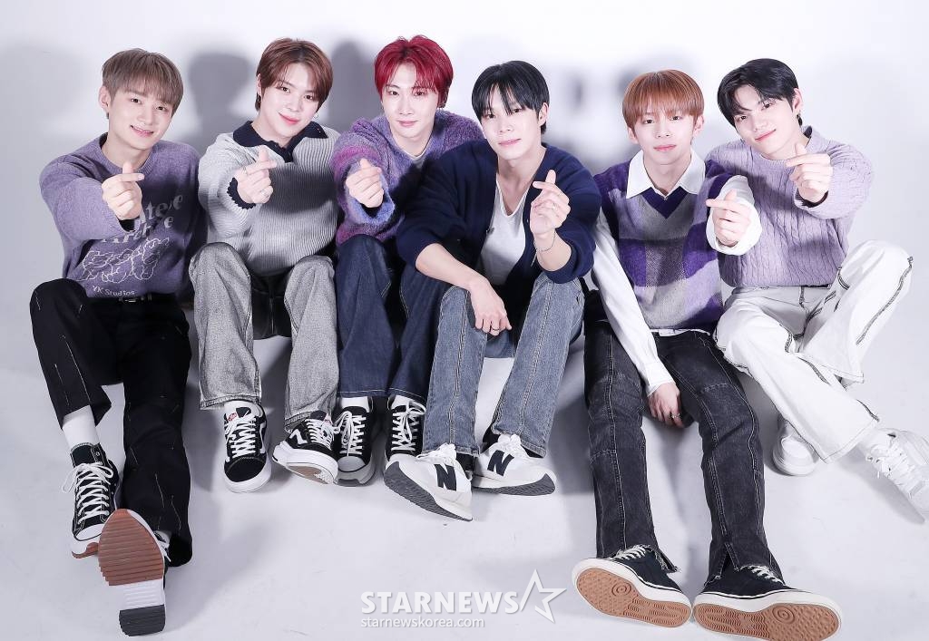 그룹 베리베리(VERIVERY)가 서울 종로구 스타뉴스 사옥에서 진행된 '2022 아시아 아티스트 어워즈 인 재팬'(2022 Asia Artist Awards In Japen, 이하 2022 AAA) 수상 인터뷰에 앞서 포즈를 취하고 있다. 베리베리는 '2022 AAA'에서 AAA 아이콘상을 수상하는 기쁨을 누렸다. 베리베리는 지난해 3월 디지털 싱글 '시리즈 O 라운드0: 후'(SERIES 'O' ROUND 0: WHO), 4월 정규 앨범 시리즈 'O' '라운드3 : 홀'(SERIES 'O' ROUND 0: WHOLE)를 발매했다. 특히 11월 발매된 세 번째 싱글 앨범 '리미나리티 - EP.러브'(Liminality - EP.LOVE)으로 대박을 터트렸다. 타이틀곡 '탭탭'(Tap Tap)은 지상파 음악방송 첫 1위를 기록했다. 발매와 동시에 국내외 음원 사이트 1위를 기록했을 뿐 아니라 미국, 유럽, 아시아를 어우르는 9개국의 아이튠즈 K-POP 차트에서도 톱10에 올랐다. 또 발매 첫 주 약 14만 장이 넘는 초동 판매고를 올리며 자체 신기록을 달성했다. /사진=김창현 기자 chmt@