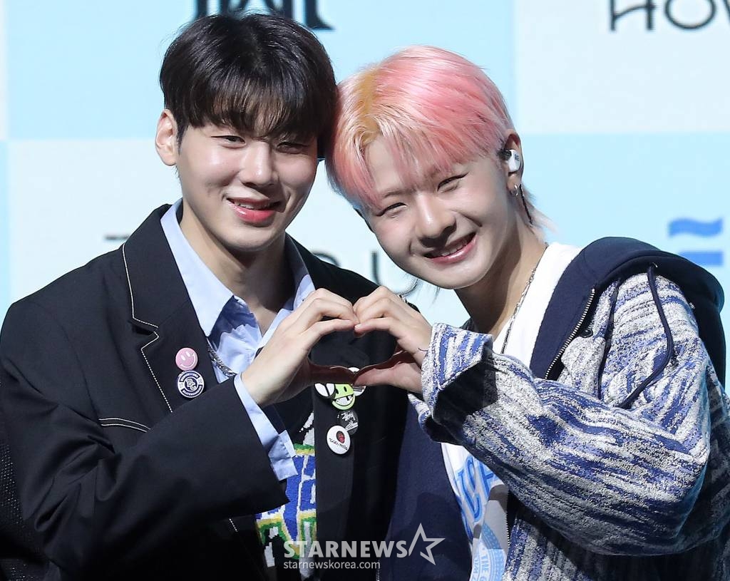 그룹 하우 민용, 루이가 23일 오후 서울 강남구 슈피겐홀에서 진행된 첫 번째 미니 앨범 'HOW R U' 발매 기념 쇼케이스에 참석해 포즈를 취하고 있다. 2023.02.23 /사진=김창현 기자 chmt@