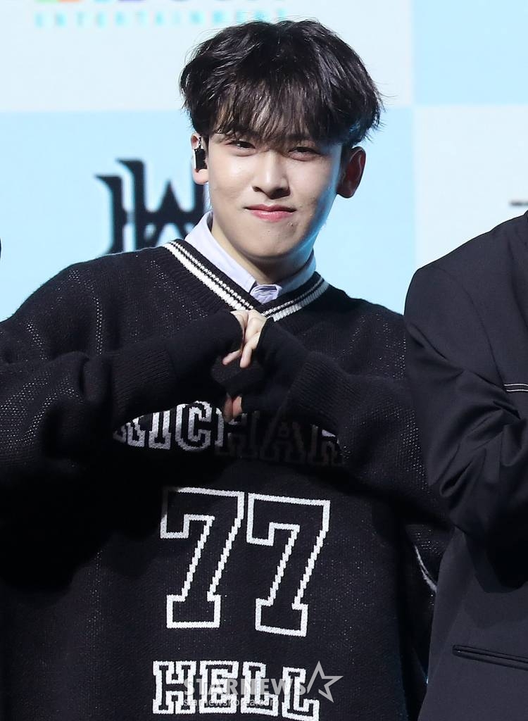 그룹 하우 서빈이 23일 오후 서울 강남구 슈피겐홀에서 진행된 첫 번째 미니 앨범 'HOW R U' 발매 기념 쇼케이스에 참석해 포즈를 취하고 있다. 2023.02.23 /사진=김창현 기자 chmt@