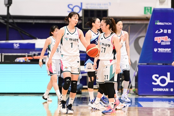 부천 하나원큐의 에이스 신지현(왼쪽). /사진=WKBL 제공