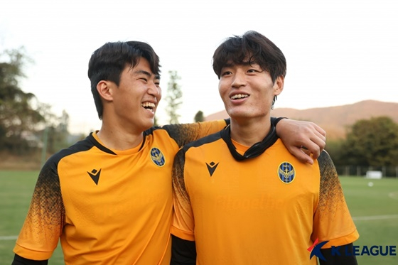 김동헌(왼쪽)과 이태희. /사진=한국프로축구연맹 제공