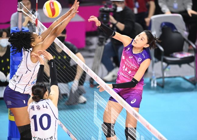 23일 한국도로공사전에서 공격을 성공시키고 있는 김연경(오른쪽). /사진=KOVO