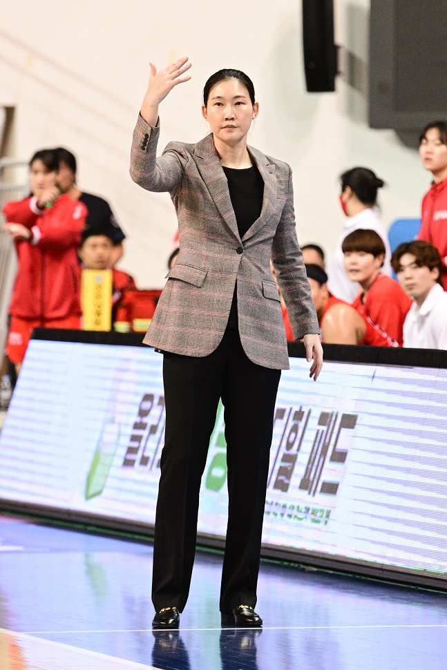 BNK 박정은 감독이 24일 울산동천체육관에서 열린 신한은행 SOL 2022~2023 여자프로농구 삼성생명과 홈경기 도중 작전지시를 내리고 있다. /사진=WKBL 제공