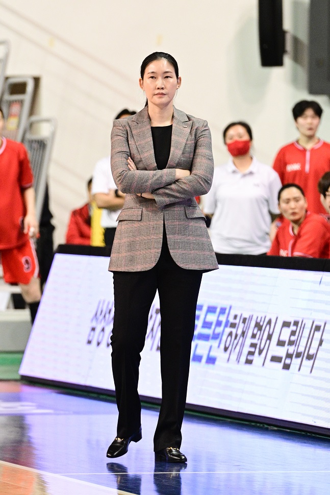 BNK 박정은 감독이 울산동천체육관에서 열린 신한은행 SOL 2022~2023 여자프로농구 6라운드 삼성생명과 홈경기 도중 코트를 응시하고 있다. /사진=WKBL 제공