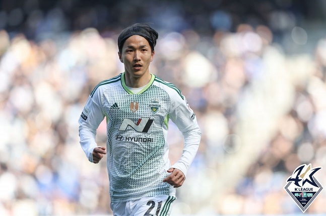 전북 아마노 준이 25일 울산문수축구경기장에서 열린 하나원큐 K리그1 2023 울산과 개막전에서 뛰고 있다. /사진=한국프로축구연맹 제공