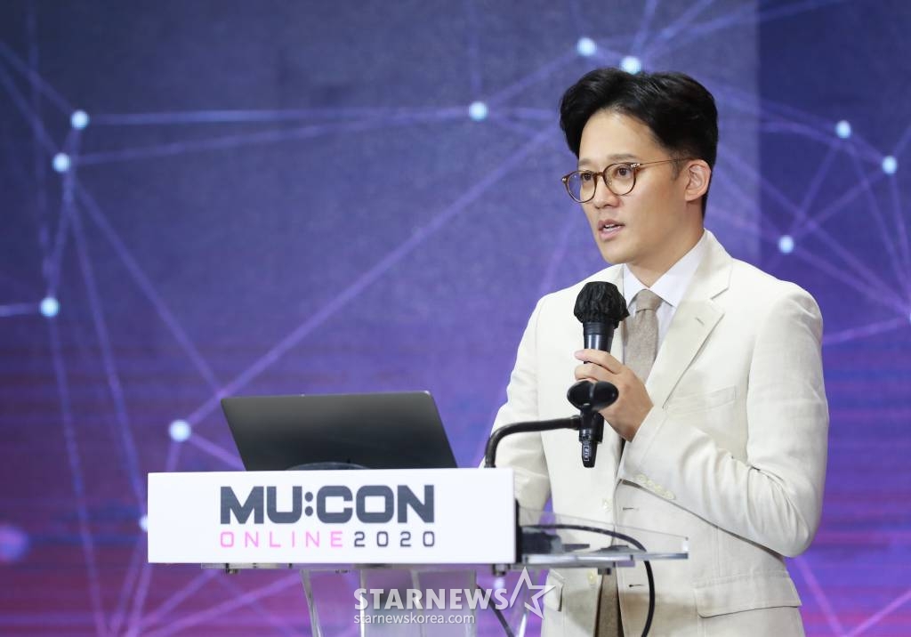 이성수 SM엔터테인먼트 대표가 25일 오후 서울 용산구 노들섬 특설무대에서 한국콘텐츠진흥원 주최로 열린 2020 서울국제뮤직페어(MU:CON ONLINE 2020) 콘퍼런스에 참석해 '컬쳐 테크놀로지, IP 산업 그리고 언택트'를 주제로 기조연설을 하고 있다. /사진=이동훈 기자 photoguy@