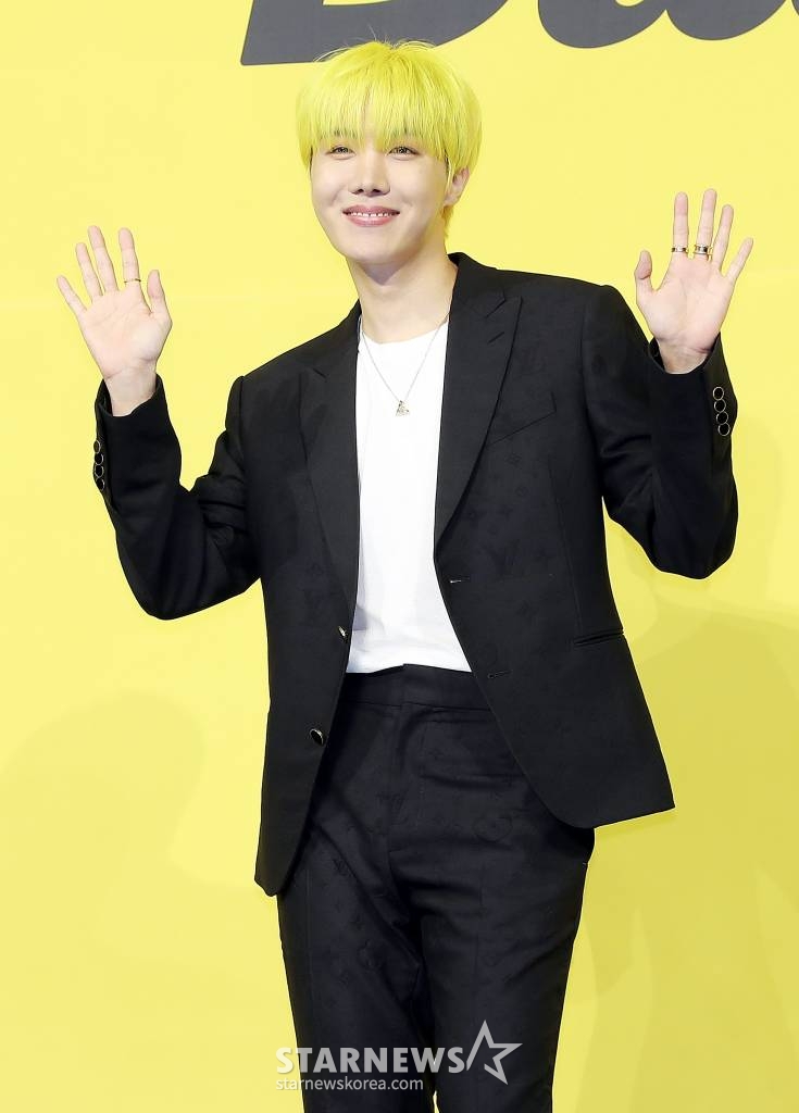방탄소년단(BTS) 제이홉이 21일 오후 서울 송파구 방이동 올림픽홀에서 진행된 새 싱글앨범 'Butter' 발매 기념 쇼케이스에서 포즈를 취하고 있다. 'Butter'에는 버터처럼 부드럽게 녹아들어 너를 사로잡겠다는 방탄소년단의 귀여운 고백이 담겨있다. 방탄소년단은 'Butter'를 사실상의 선 공개 싱글로 스타트를 끊고 6월 중 'Butter'가 포함된 새 앨범을 발매할 계획이다. 2021.05.21 /사진=김창현 기자 chmt@