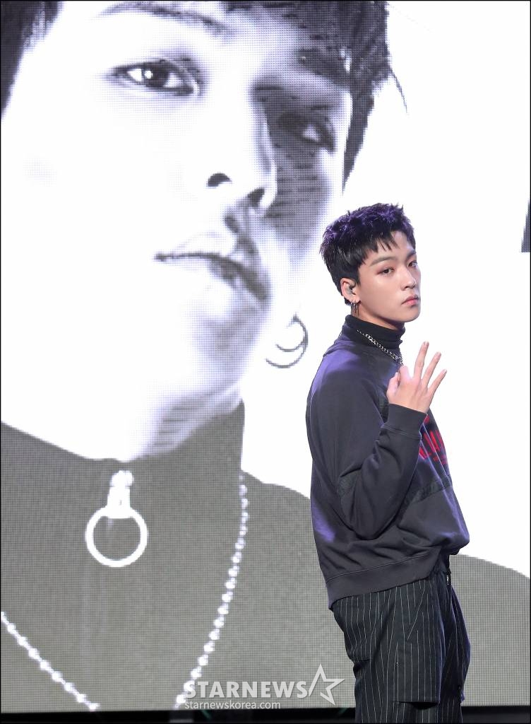 그룹 디크런치 현호가 12일 오전 서울 마포구 서교동 홍대 무브홀에서 진행된 첫 번째 미니앨범 'M1112(4colors)' 발매 기념 쇼케이스에서 포즈를 취하고 있다. /사진=김창현 기자 chmt@