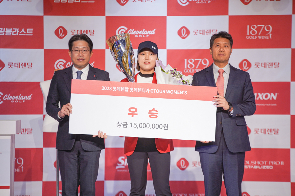 GTOUR WOMEN’S’ 2차 결선 시상식에서 (왼쪽부터)롯데렌탈 최근영 상무, 우승자 심지연, 골프존 박강수 대표이사가 기념 촬영을 하고 있다.