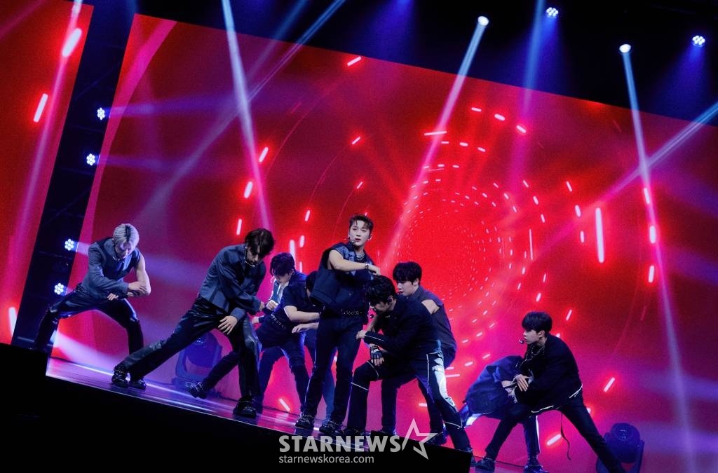 그룹 골든차일드(Golden Child) 홍주찬이 8일 오후 서울 광진구 예스24라이브홀에서 진행된 여섯 번째 미니 앨범 '아우라'(AURA) 발매기념 쇼케이스에서 신곡을 선보이고 있다. /사진제공=울림엔터테인먼트 2022.08.08 /사진=이동훈 기자 photoguy@