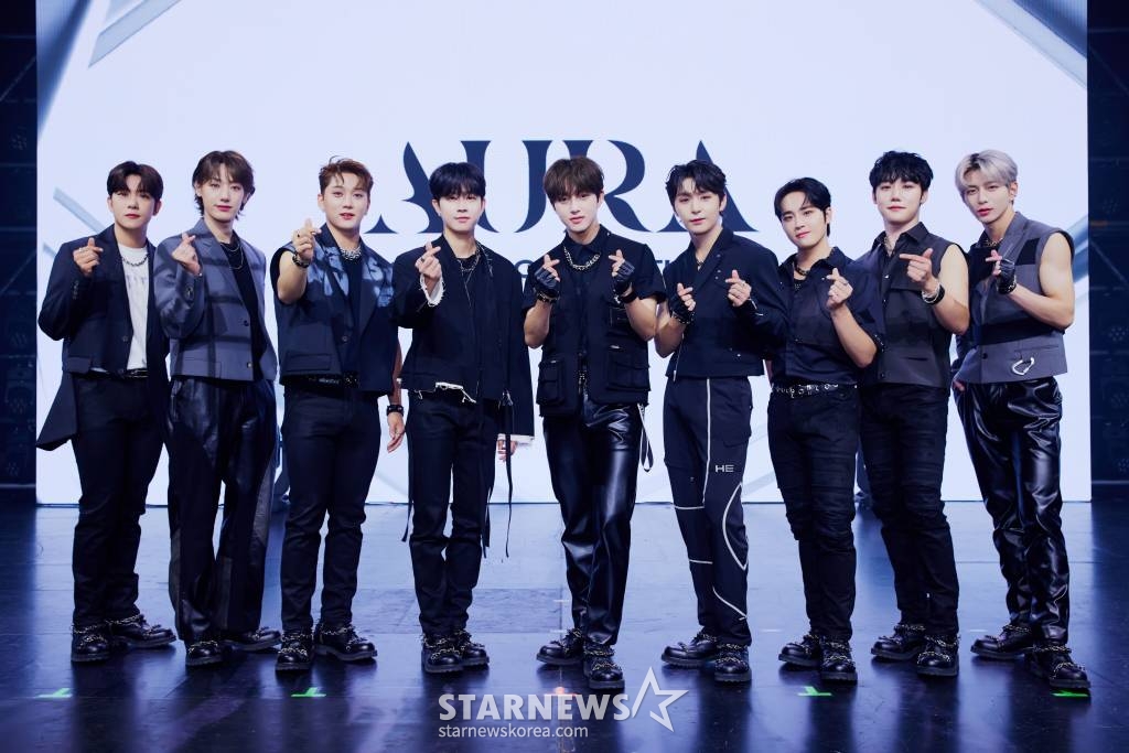 그룹 골든차일드(Golden Child)가 8일 오후 서울 광진구 예스24라이브홀에서 진행된 여섯 번째 미니 앨범 '아우라'(AURA) 발매기념 쇼케이스에서 포즈를 취하고 있다. /사진제공=울림엔터테인먼트 2022.08.08 /사진=이동훈 기자 photoguy@