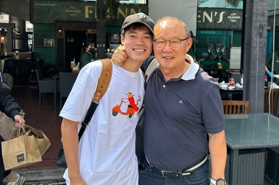 박항서 전 베트남 대표팀 감독(오른쪽)과 서울 이랜드의 반토안. /사진=서울 이랜드 제공