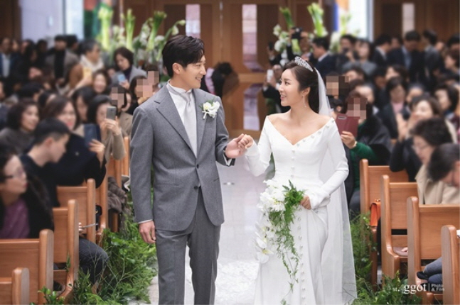 이보미(오른쪽)와 남편이자 배우인 이완. /사진=스토리제이컴퍼니