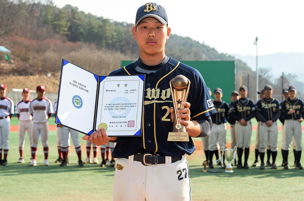 대회 최우수선수상(MVP)을 수상한 원지우(수원북중학교). /사진=대한유소년야구연맹 제공
