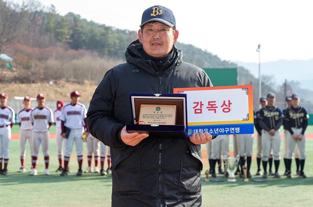 감독상을 수상한 윤영보 수원북중학교 감독. /사진=대한유소년야구연맹 제공