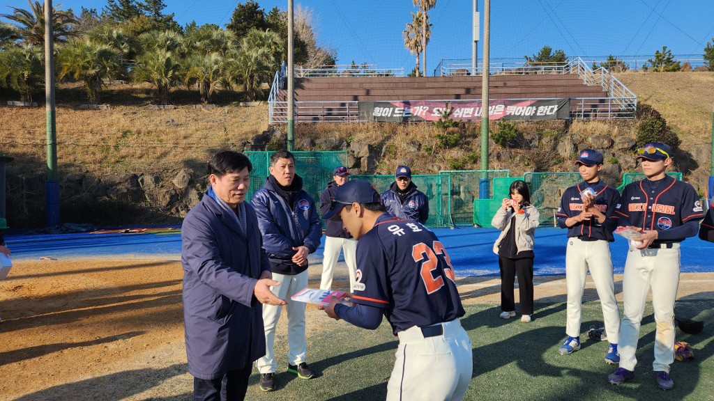 허구연(왼쪽) KBO 총재가 2023 KBO Next-Level Training Camp를 방문한 모습. /사진=KBO 제공