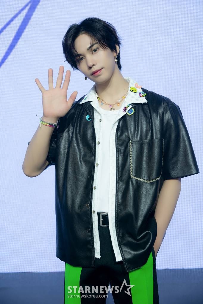 그룹 아스트로(ASTRO) 라키가 16일 오후 온라인으로 진행된 3집 앨범 발매 기념 쇼케이스에서 포즈를 취하고 있다. 2022.05.16 <사진=판타지오> /사진=임성균 기자 tjdrbs23@