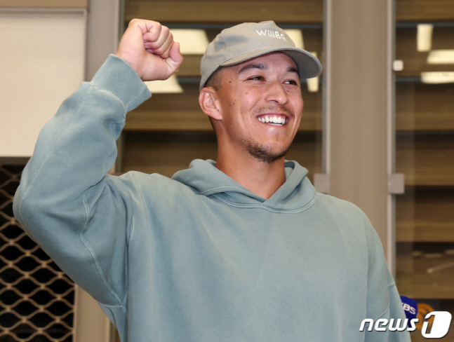 에드먼이 1일 인천국제공항을 통해 입국한 뒤 환영 인파에 손을 들어 인사하고 있다. /사진=뉴스1