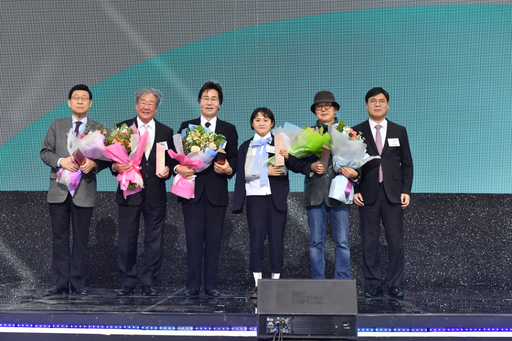 'KBS를 빛낸 50인' 대표 김동건(사진 맨 왼쪽부터 오른쪽으로), 최불암, 유동근, 김신영, 윤석호 PD가 김의철 KBS 사장과 기념 촬영을 했다./사진=KBS