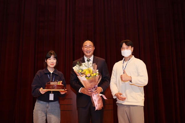 꽃다발을 받은 장재근(가운데) 신임 선수촌장. /사진=대한체육회