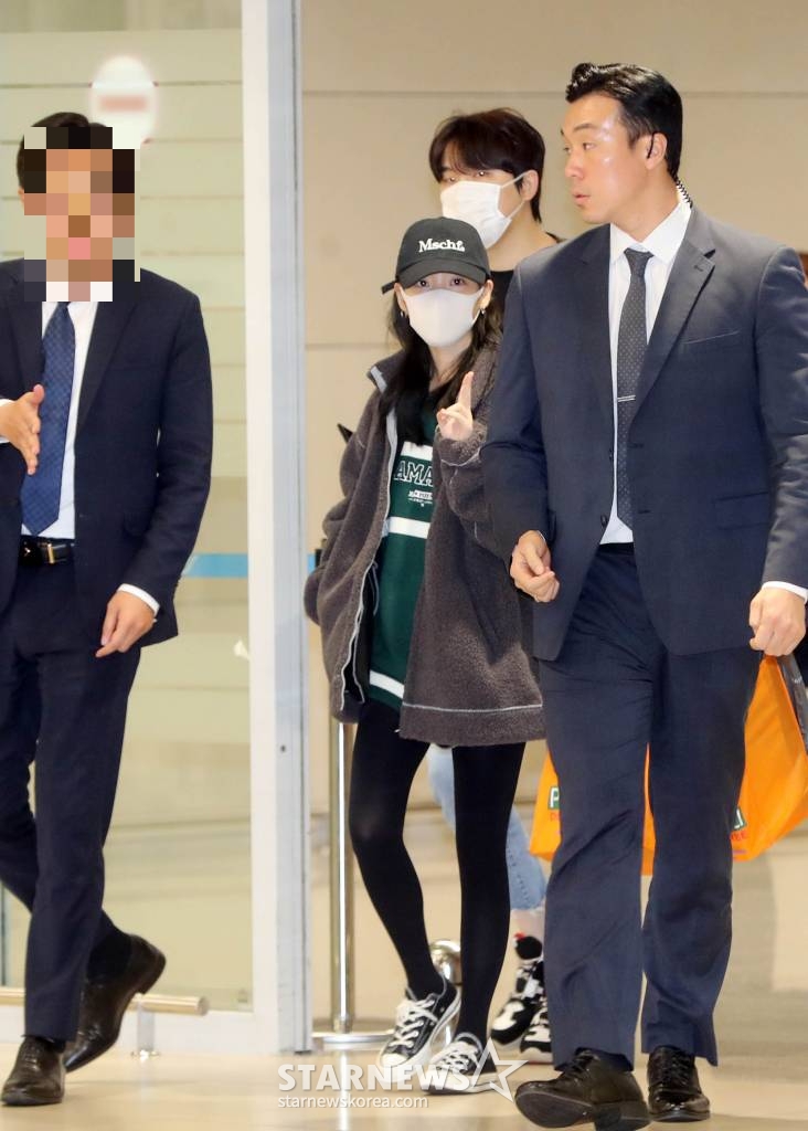 가수 아이유가 인도네시아 자카르타 공연을 마치고 31일 오전 인천국제공항을 통해 입국하고 있다. /사진=임성균 기자 tjdrbs23@