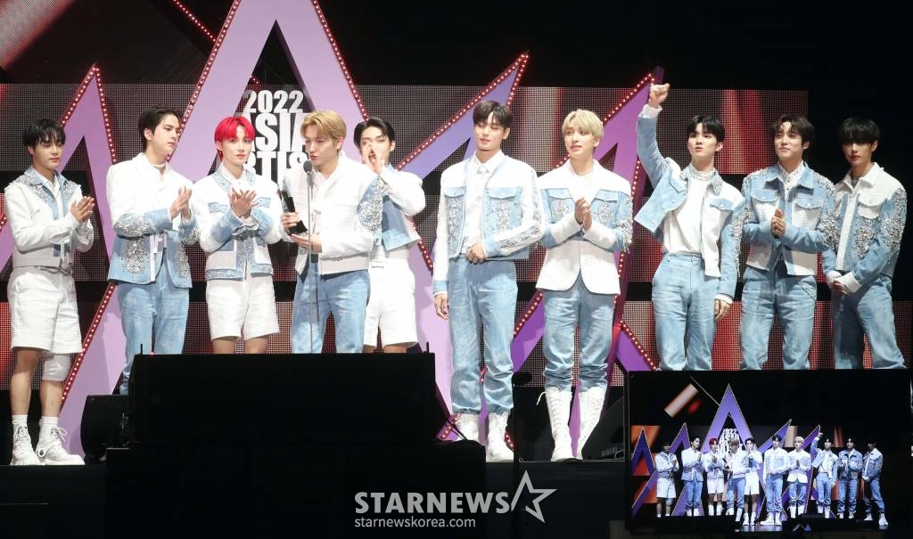 그룹 더보이즈가 13일 오후 일본 나고야 니혼가이시홀에서 열린 스타뉴스-미디어보이 주최 '2022 Asia Artist Awards IN JAPAN'(2022 아시아 아티스트 어워즈, 이하 2022 AAA)에서 AAA 베스트아티스트상을 수상하고 소감을 말하고 있다.  스타뉴스와 미디어보이가 주최하고 Asia Artist Awards 조직위원회와 더스타파트너, 컬쳐 엔터테인먼트가 공동 주관하는 글로벌 NO.1 시상식 '2022 AAA'에는 올 한 해 동안 국내외에서 많은 사랑을 받은 가수, 배우들이 참석해 눈을 뗄 수 없는 화려한 글로벌 축제의 장을 펼친다. 2022.12.13 /사진=임성균 기자 tjdrbs23@