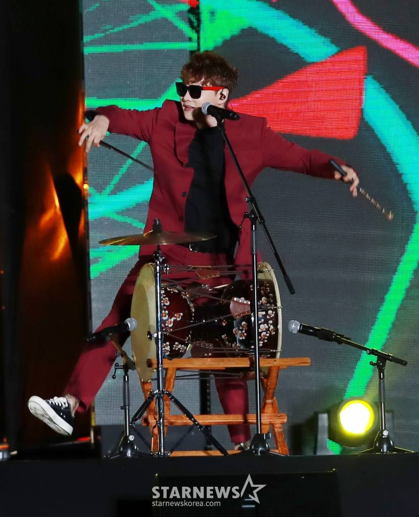 가수 박서진이 1일 오후 인천광역시 연수구 송도동 인천국제여객터미널 일대에서 진행된 '2020 코리아뮤직 드라이브 인 페스티벌'(KMDF)에서 멋진 무대를 선보이고 있다. /사진=이동훈 기자 photoguy@
