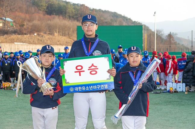 우승을 차지한 경기 의정부시유소년야구단 선수들. /사진=대한유소년야구연맹