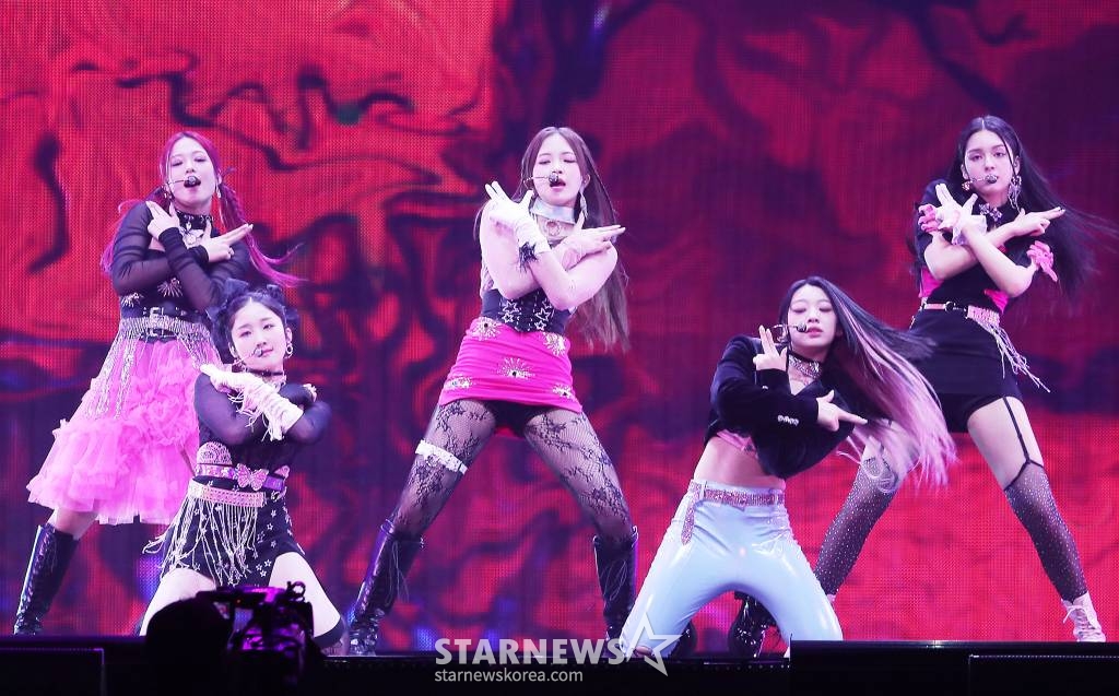걸그룹 라필루스가 지난 13일 오후 일본 나고야 니혼가이시홀에서 열린 스타뉴스 주최 '2022 Asia Artist Awards IN JAPAN'(2022 아시아 아티스트 어워즈, 이하 2022 AAA)에서 멋진 무대를 선보이고 있다. 라필루스는 이날 AAA 포커스상을 수상했다 /2022.12.14 /사진=김창현 기자 chmt@