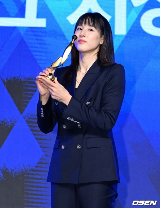 아산 우리은행 김단비가 6일 서울 영등포구 63컨벤션센터에서 열린 2022~2023 정규리그 MVP 트로피를 들어보이고 있다. /사진=OSEN