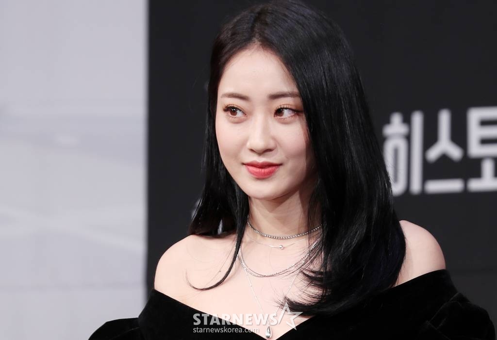 가수 경리가 7일 오후 서울 광화문 KT스퀘어에서 진행된 히스토리 '무작정 현장취재' 제작보고회에 참석해 질의응답을 하고 있다. /사진=김휘선 기자 hwijpg@