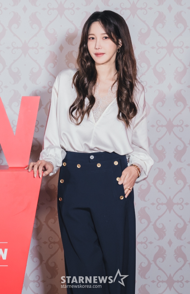 배우 이지아가 7일 오후 온라인 생중계로 진행된 tvN 새 드라마 '판도라 : 조작된 낙원' 제작발표회에 참석해 포즈를 취하고 있다. 누구나 부러워하는 인생을 사는 여성이 잃어버렸던 과거의 기억을 회복하면서 자신의 운명을 멋대로 조작한 세력을 응징하기 위해 펼치는 복수극 '판도라 : 조작된 낙원'은 오는 11일 첫 방송된다. /사진제공=CJENM 2023.03.07 /사진=이동훈 기자 photoguy@
