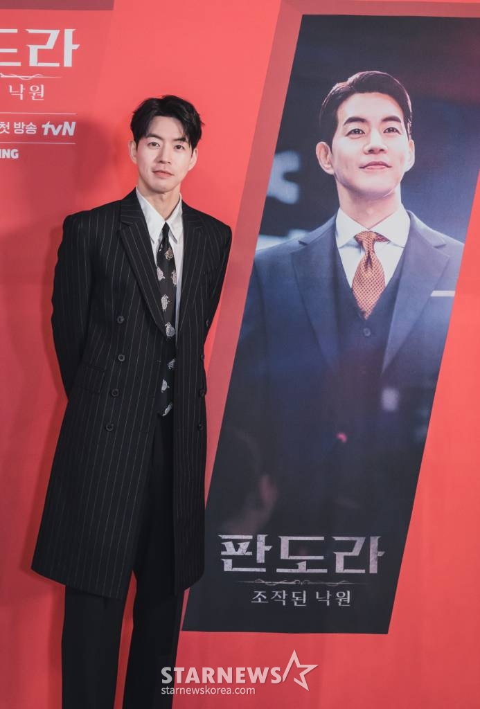 배우 이상윤이 7일 오후 온라인 생중계로 진행된 tvN 새 드라마 '판도라 : 조작된 낙원' 제작발표회에 참석해 포즈를 취하고 있다. 누구나 부러워하는 인생을 사는 여성이 잃어버렸던 과거의 기억을 회복하면서 자신의 운명을 멋대로 조작한 세력을 응징하기 위해 펼치는 복수극 '판도라 : 조작된 낙원'은 오는 11일 첫 방송된다. /사진제공=CJENM 2023.03.07 /사진=이동훈 기자 photoguy@
