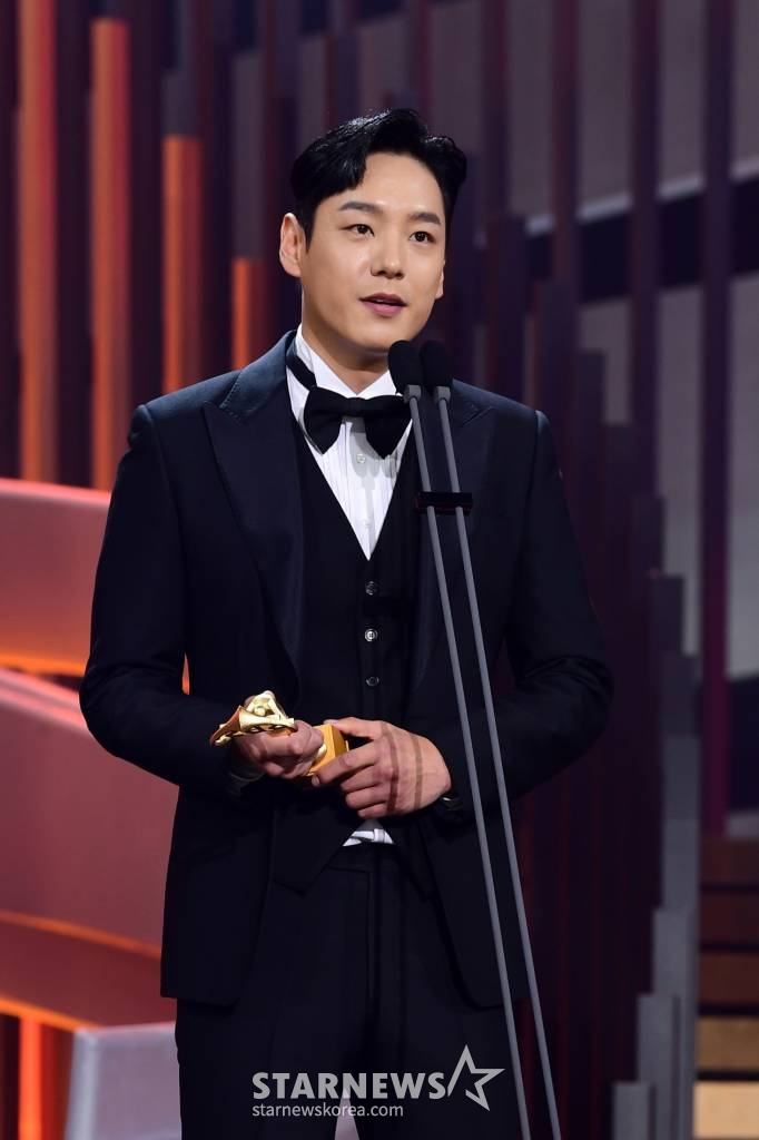배우 곽시양이 31일 오후 서울 상암동 SBS프리즘타워에서 열린 '2021 SBS 연기대상'에서 베스트 캐릭터상을 수상한 뒤 소감을 밝히고 있다. /사진제공=SBS 2021.12.31 /사진=이동훈 기자 photoguy@