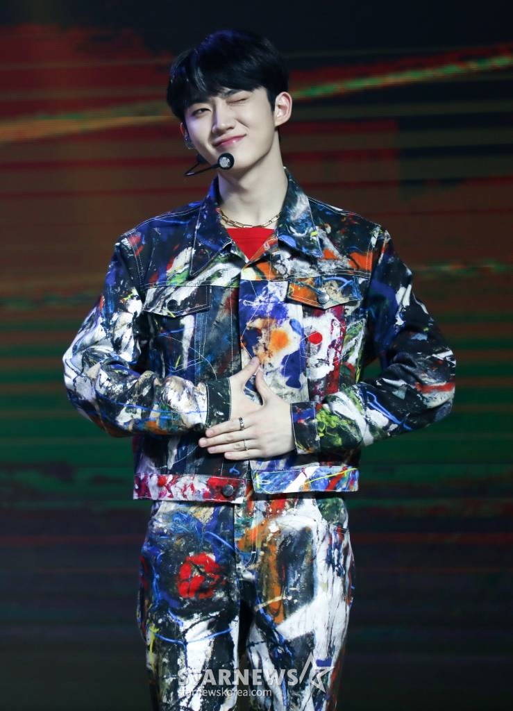 그룹 '템페스트'(TEMPEST) 형섭이 2일 오후 온라인 생중계로 진행된 데뷔 앨범 'It's ME, It's WE'(잇츠 미, 잇츠 위) 발매기념 쇼케이스에서 신곡을 선보이고 있다. 이번 앨범에는 타이틀곡 'Bad News'(배드 뉴스)를 비롯해 'Just A Little Bit'(저스트 어 리틀 빗), 'Find Me'(파인드 미), '있을게'(to YOU), 'Bad At Love'(배드 앳 러브) 등 총 5곡이 수록돼 있다. /사진제공=위에화엔터테인먼트 2022.03.02 /사진=이동훈 기자 photoguy@