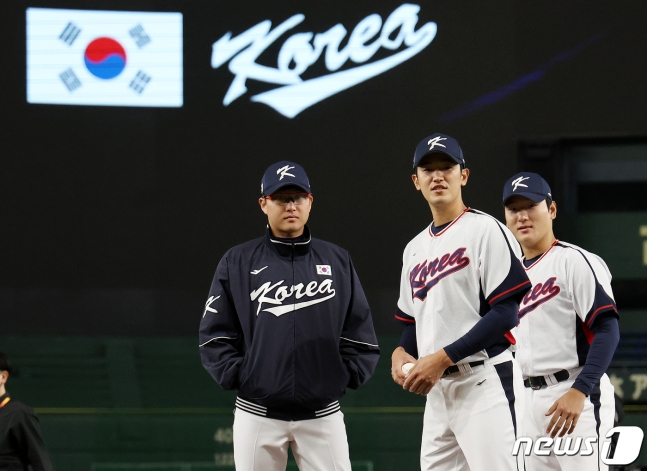 박세웅(왼쪽부터), 고영표, 곽빈이 8일 오전 일본 도쿄돔에서 훈련을 앞두고 마운드 상태를 점검하고 있다. /사진=뉴스1
