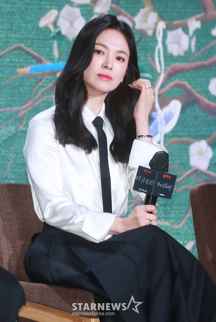 배우 송혜교가 20일 오전 서울 JW 메리어트 동대문 호텔에서 진행된 넷플릭스 오리지널 시리즈 '더 글로리' 제작발표회에 참석해 시작을 기다리고 있다. 유년 시절 폭력으로 영혼까지 부서진 한 여자가 온 생을 걸어 치밀하게 준비한 처절한 복수와 그 소용돌이에 빠져드는 이들의 이야기를 그린 '더 글로리'는 오는 30일 공개된다. /2022.12.20 /사진=이동훈 기자 photoguy@