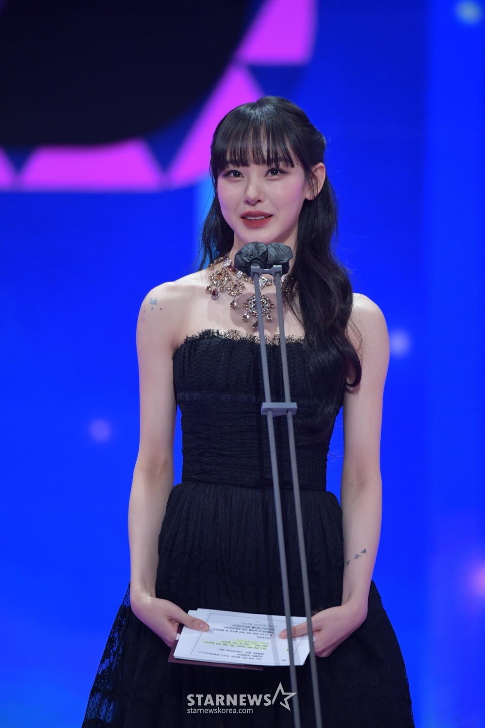 안무가 가비, 노제가 25일 오후 진행된 '2021 KBS 연예대상'에서 시상을 하고 있다. /사진제공=KBS 2021.12.25 /사진=이동훈 기자 photoguy@