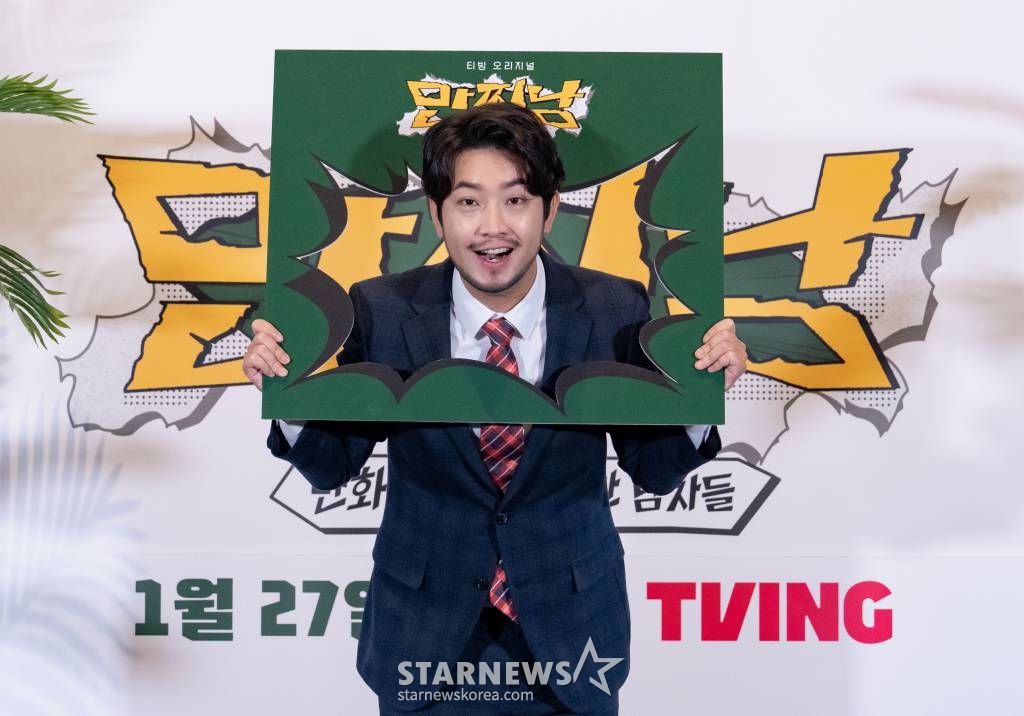 만화가 이말년이 27일 오전 온라인 생중계로 진행된 티빙 새 예능 '만찢남' 제작발표회에 참석해 포즈를 취하고 있다. 이말년, 주호민, 기안84, 주우재 네 남자의 툰생툰사 무인도 생존기 '만찢남'은 오늘(27일) 첫 방송된다. /사진제공=티빙 2023.01.27 /사진=이동훈 기자 photoguy@