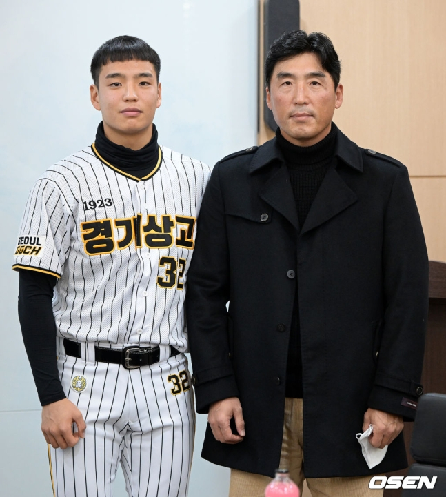지난해 12월 이만수 포수상을 받은 엄형찬(왼쪽)과 그의 아버지 엄종수 경기상고 배터리 코치. /사진=OSEN