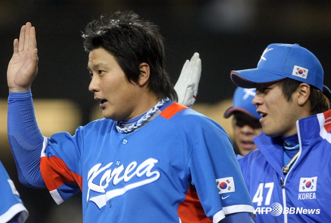 2009 월드베이스볼클래식(WBC)에 출전한 김태균(왼쪽). /AFPBBNews=뉴스1