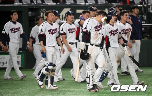 한국 야구 대표팀이 WBC 호주전 패배 후 아쉬운 표정을 짓고 있다.