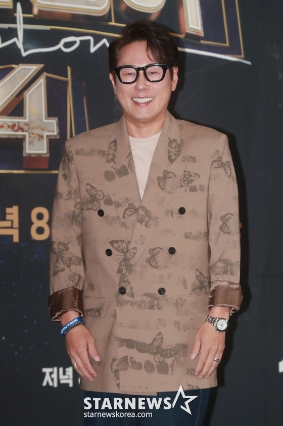 가수 윤종신이 10일 오후 서울 마포구 스탠포드호텔에서 진행된 JTBC 예능 '팬텀싱어4' 제작발표회에 참석해 포즈를 취하고 있다. 국내 최초의 크로스오버 남성 4중창 결성 프로젝트 '팬텀싱어4'는 10일 첫 방송된다. /2023.03.10