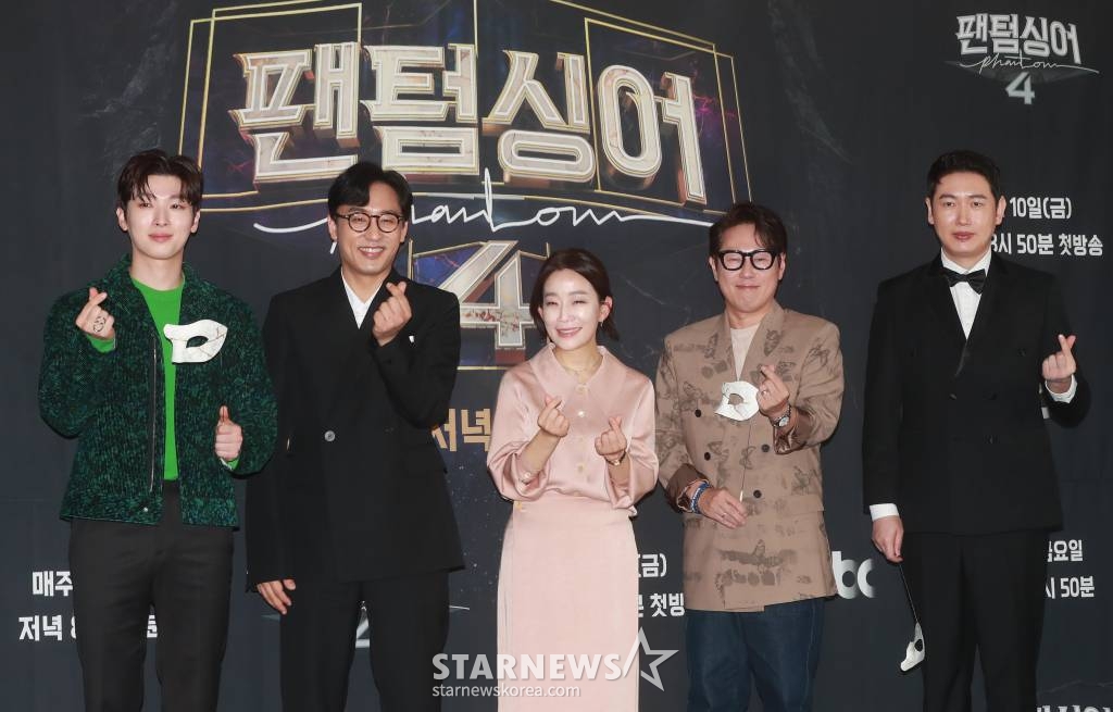 박강현, 김정원, 김문정, 윤종신, 손혜수가 10일 오후 서울 마포구 스탠포드호텔에서 진행된 JTBC 예능 '팬텀싱어4' 제작발표회에 참석해 포즈를 취하고 있다. 국내 최초의 크로스오버 남성 4중창 결성 프로젝트 '팬텀싱어4'는 10일 첫 방송된다. /2023.03.10 /사진=이동훈 기자 photoguy@